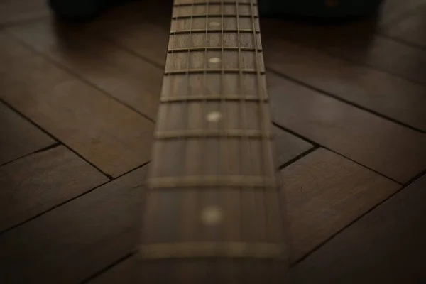 Close Dos Detalhes Uma Guitarra Uma Superfície Madeira — Fotografia de Stock