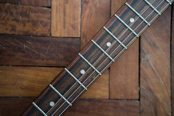 Nahaufnahme Der Details Einer Gitarre Auf Einer Holzoberfläche — Stockfoto