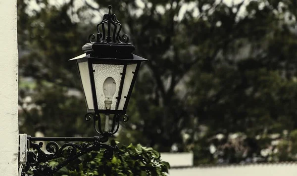 Mírný Záběr Venkovní Nástěnné Lampy Rozmazaným Pozadím — Stock fotografie