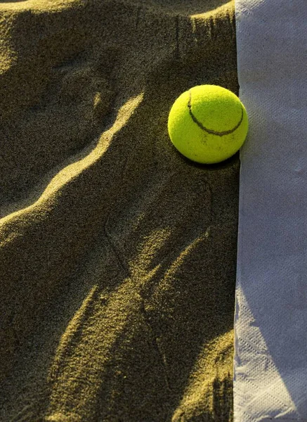 Una Vista Vertical Ángulo Alto Una Pelota Tenis Arena Bajo —  Fotos de Stock