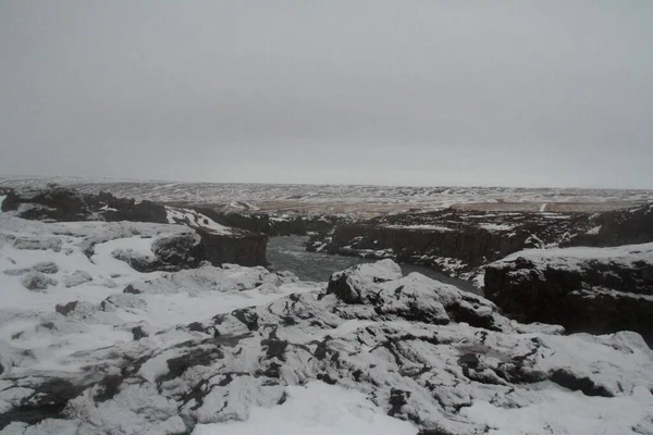 Bela Vista Córrego Água Cercado Por Paisagem Rochosa Coberta Neve — Fotografia de Stock