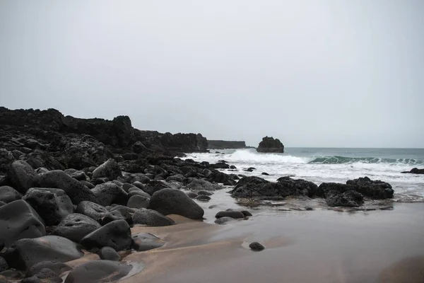 Uma Vista Incrível Uma Praia Oceânica Fundo Escuro Céu Nublado — Fotografia de Stock