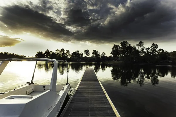 Ein Kleiner Holzsteg Und Ein Boot Auf Dem See Unter — Stockfoto