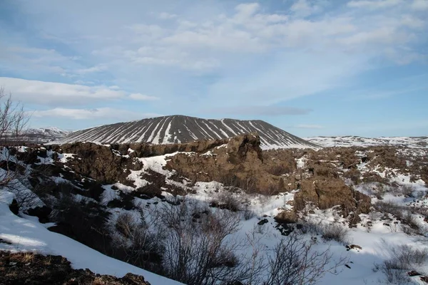 Ein Schöner Blick Auf Die Gefrorenen Felder Mit Schnee Bedeckt — Stockfoto