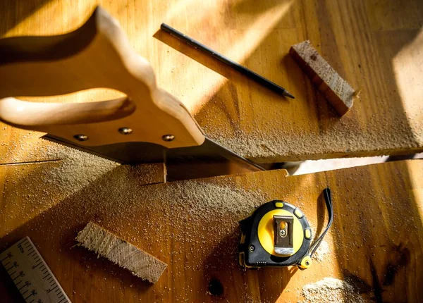 High Angle Shot Saw Measuring Tape Wooden Ruler Some Pieces — Stock Photo, Image
