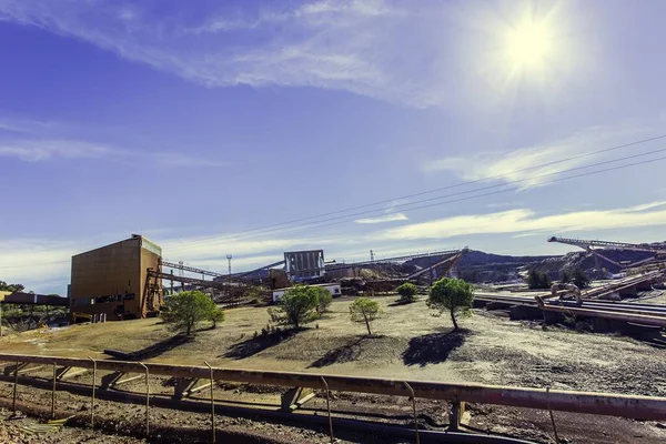 Spanya Huelva Güneş Işığı Altındaki Vinç Binalarla Çevrili Riotinto Madenleri — Stok fotoğraf