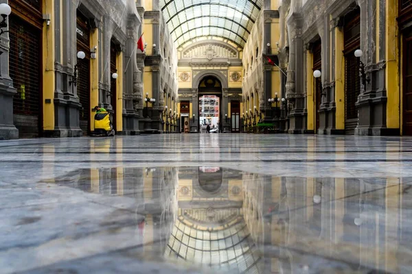 Water Marmeren Vloer Weerspiegelt Het Plafond Van Een Antiek Winkelcentrum — Stockfoto