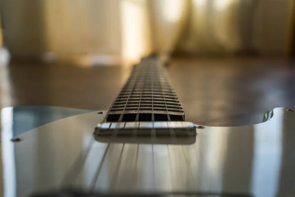 Nahaufnahme Der Details Einer Gitarre Auf Einer Holzoberfläche — Stockfoto