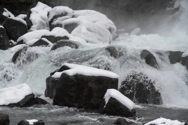 Disparo Enfoque Selectivo Cierre Del Río Invierno Con Muchas Rocas —  Fotos de Stock