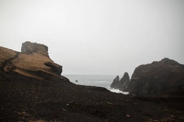 Uma Vista Incrível Paisagem Islândia Fundo Escuro Céu Nublado — Fotografia de Stock