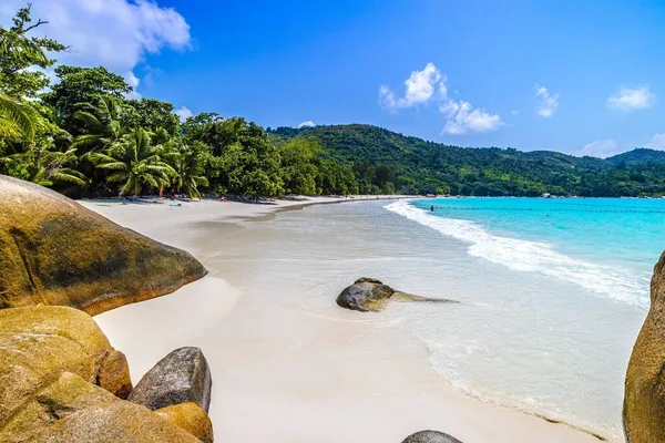 Beach Surrounded Sea Rocks Greenery Sunlight Blue Sky Praslin Seychelles — Stock Photo, Image