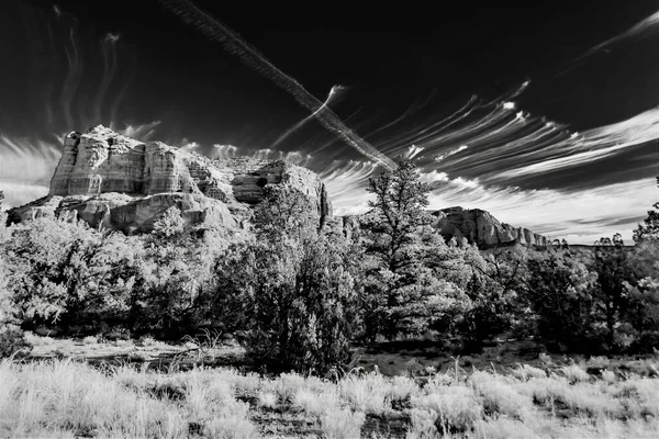 亚利桑那州Sedona一座岩石山惊人的灰度照片 — 图库照片