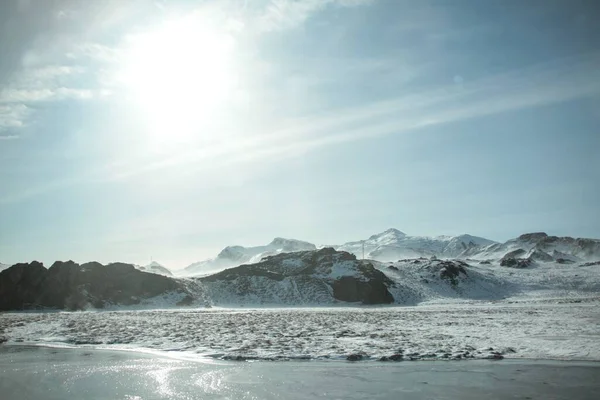 Una Hermosa Vista Las Colinas Campo Cubierto Nieve Hielo Islandia —  Fotos de Stock