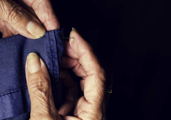 Tiro Mulher Idosa Remodelando Uma Camisa Azul Com Agulhas Fio — Fotografia de Stock