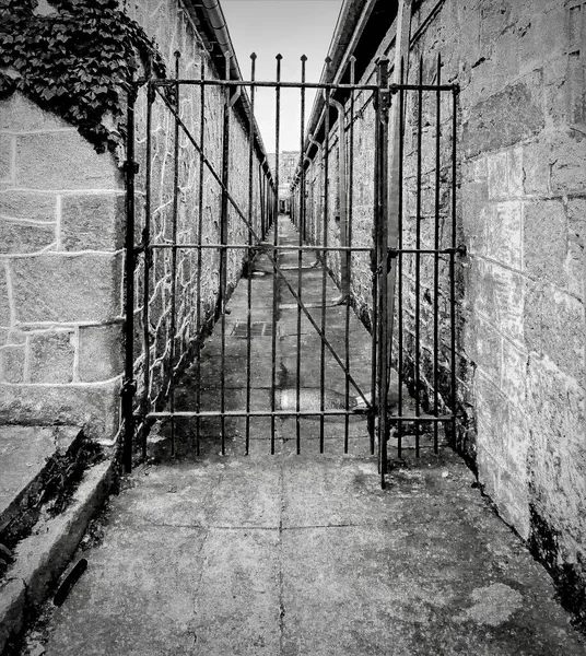 Disparo Escala Grises Una Puerta Metal Penitenciaría Estatal Del Este — Foto de Stock