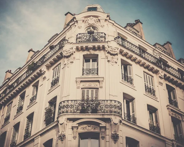 Alacsony Szögű Felvétel Egy Gyönyörű Történelmi Építészeti Struktúráról Párizsban Franciaországban — Stock Fotó
