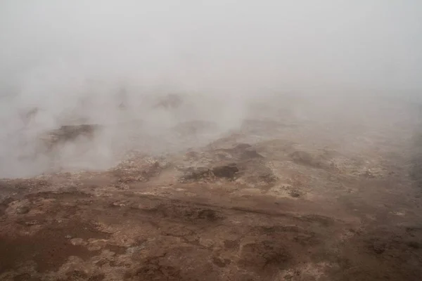 在雾蒙蒙的天气里 山与山的美丽景色 — 图库照片