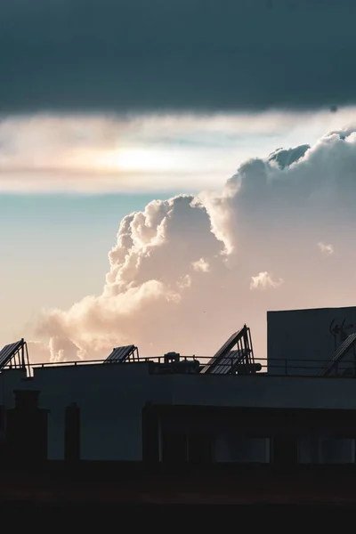 Vertikal Bild Mörkare Byggnad Med Bakgrund Fantastisk Molnig Himmel — Stockfoto