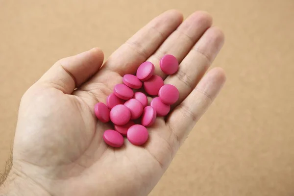 Alto Angolo Una Mano Umana Con Una Manciata Pillole Rosa — Foto Stock