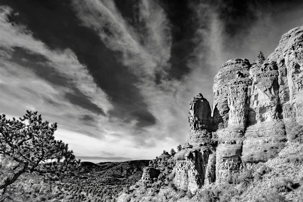 Una Increíble Toma Escala Grises Una Montaña Rocosa Sedona Arizona — Foto de Stock