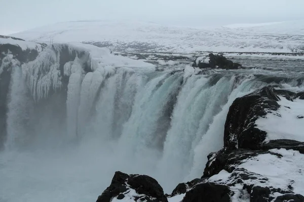 Uma Vista Incrível Uma Bela Paisagem Nevada Com Uma Cachoeira — Fotografia de Stock