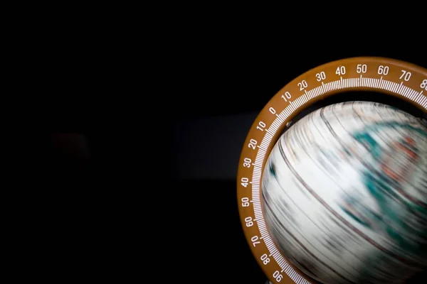 Крупним Планом Знімок Обертового Глобуса Ізольований Чорному Тлі — стокове фото