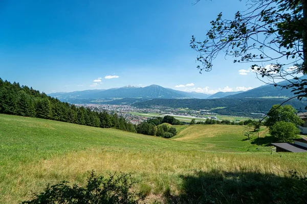 Uma Bela Foto Uma Cidade Localizada Entre Florestas Montanhas — Fotografia de Stock