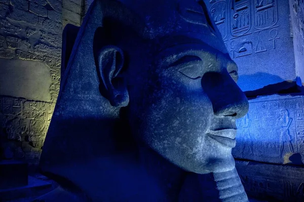 Foto Estatua Faraón Iluminado Con Luz Azul Complejo Del Templo — Foto de Stock