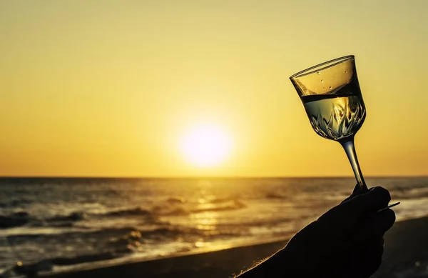 Primo Piano Una Persona Che Regge Bicchiere Vino Bianco Spiaggia — Foto Stock