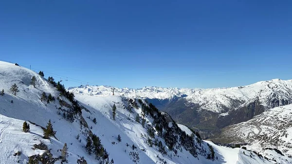 Perfeito Dia Esqui Primavera Nas Encostas — Fotografia de Stock