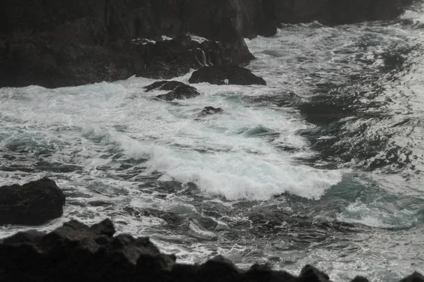 Hermoso Disparo Las Olas Lago Que Estrelló Sobre Las Rocas — Foto de Stock