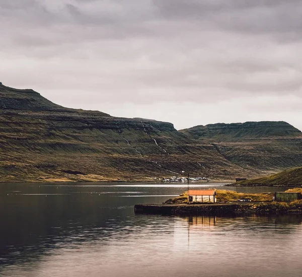 Een Shot Van Prachtige Natuur Van Faeröer Eilanden Een Huisje — Stockfoto