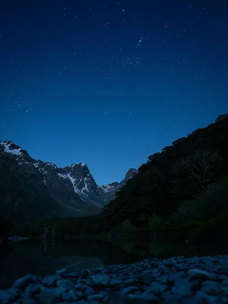 Plano Vertical Montañas Bajo Cielo Azul Lleno Estrellas — Foto de Stock