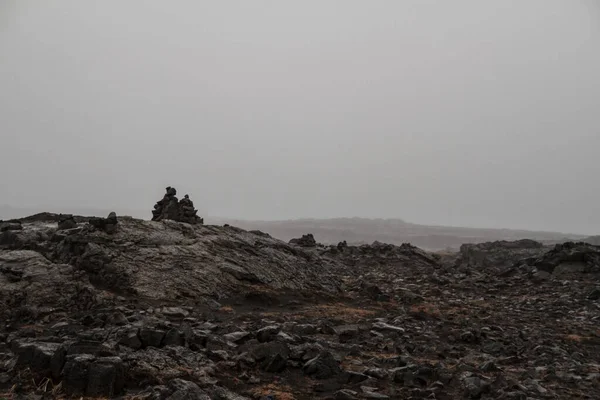 Vacker Utsikt Över Den Steniga Ytan Island Dimmig Dag — Stockfoto