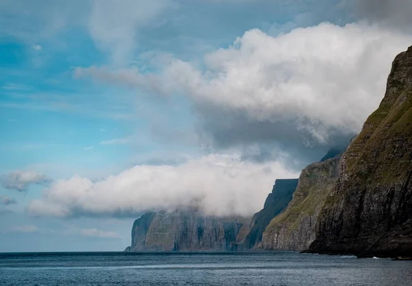 Велика Скеля Оточена Водою Під Хмарами — стокове фото