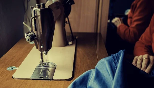 Shot Elderly Female Remodeling Jeans Her Sewing Machine — Stock Photo, Image