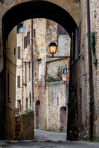 이탈리아 투스카니의 램프들로 둘러싸인 골목의 — 스톡 사진