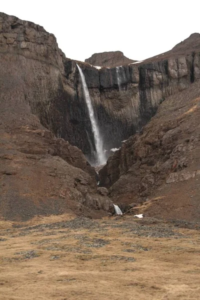 Ein Schöner Blick Auf Den Wasserfall Der Die Klippe Hinunter — Stockfoto