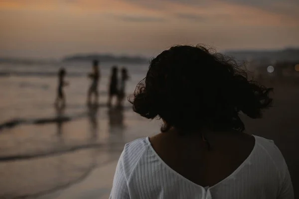 Een Vrouw Voor Ogen Van Anderen Het Strand Tijdens Zonsondergang — Stockfoto