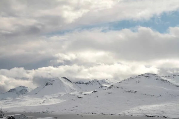 田野上覆盖着雪的山景 — 图库照片