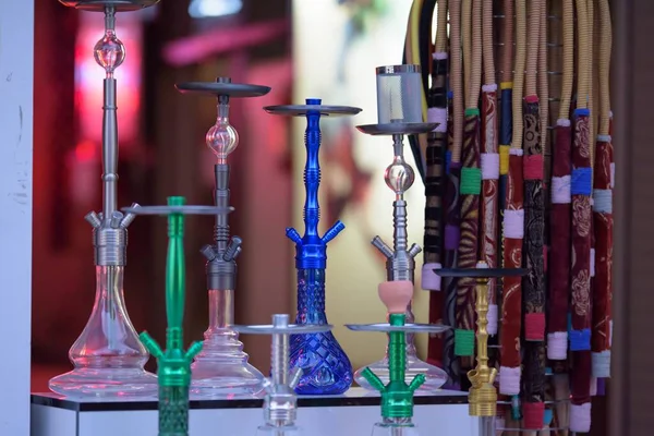 Een Close Van Kleurrijke Hookahs Koop Onder Lichten Met Een — Stockfoto