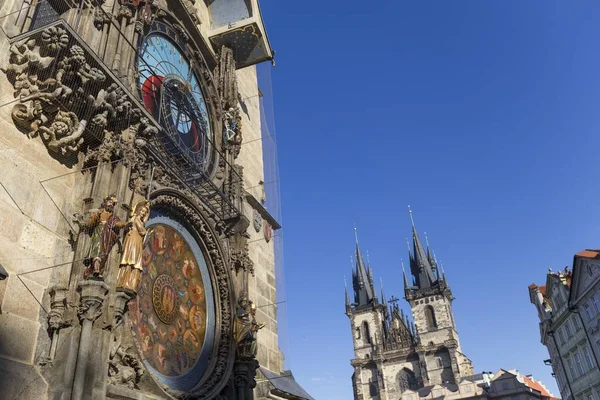 Pražské Kostelní Hodiny Staré Hodiny Modré Nebe Historické Stavby — Stock fotografie