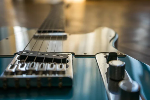 Close Dos Detalhes Uma Guitarra Uma Superfície Madeira — Fotografia de Stock