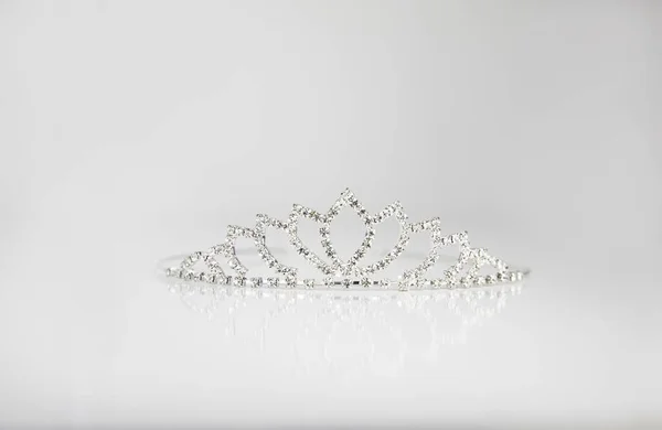 Una Corona Brillante Fondo Blanco —  Fotos de Stock