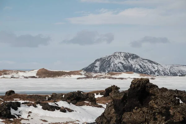 Widok Krajobrazu Gór Polu Pokrytym Śniegiem Islandii — Zdjęcie stockowe