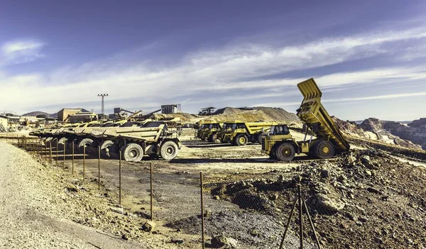 Caminhões Mineração Amarela Nas Minas Riotinto Sob Luz Sol Durante — Fotografia de Stock