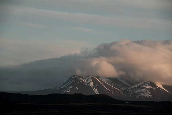 Una Hermosa Toma Montaña Día Nublado Bajo Cielo Nublado —  Fotos de Stock