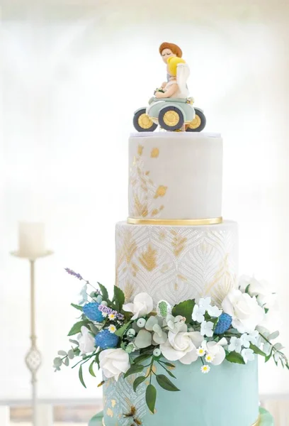 꽃으로 케이크의 — 스톡 사진