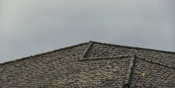 Ein Alter Dachziegel Eines Hauses Mit Düsterem Himmel Hintergrund — Stockfoto