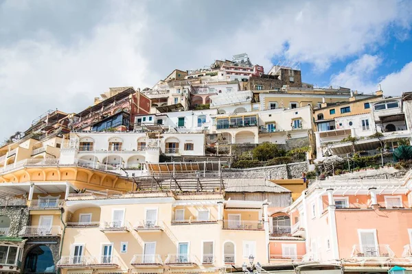 イタリアで捕獲されたAmalfi海岸の建物や家の低角度ショット — ストック写真